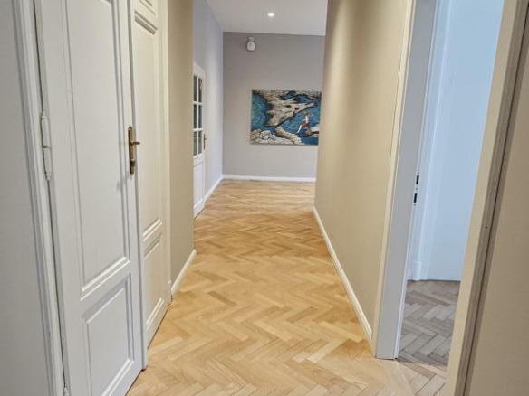 durchgeneden Stabparketten, Flügeltüren, indirkete Beleuchtung