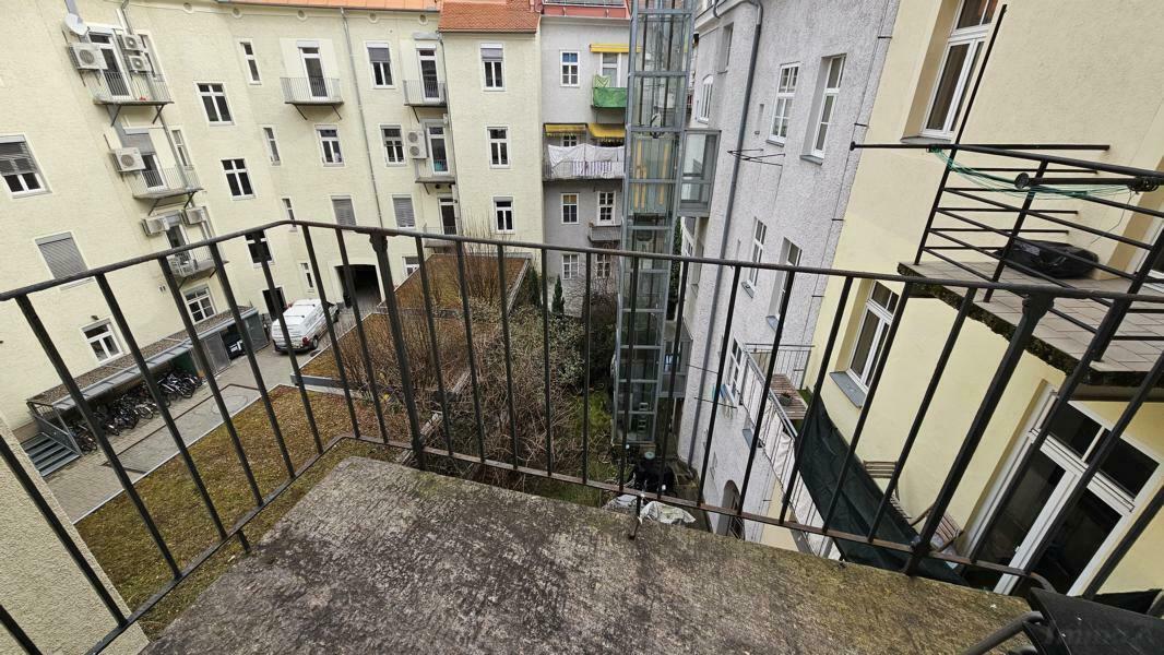 Balkon mit Blick in den begrünten Innenhof