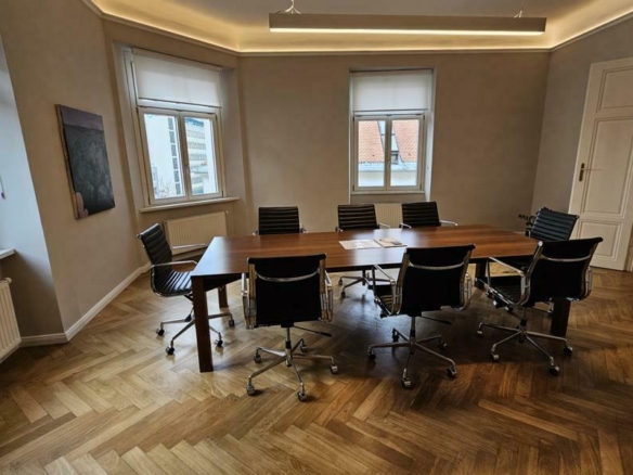 edler Besprechungsraum mit Satbparketten und Flügeltüren