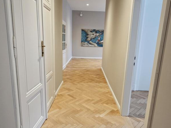 durchgeneden Stabparketten, Flügeltüren, indirkete Beleuchtung