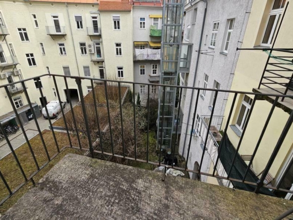 Balkon mit Blick in den begrünten Innenhof