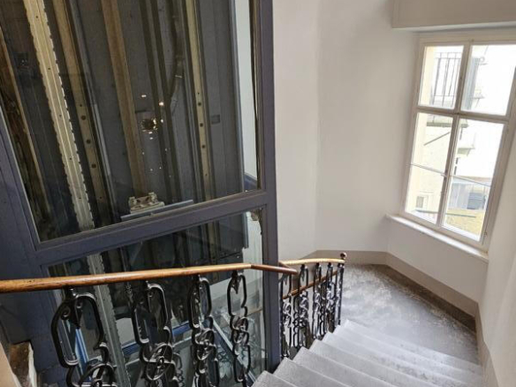 Stiegenhaus mit Lift
