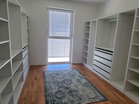 Gradnerstraße 4-Zi möbl. Schrankraum