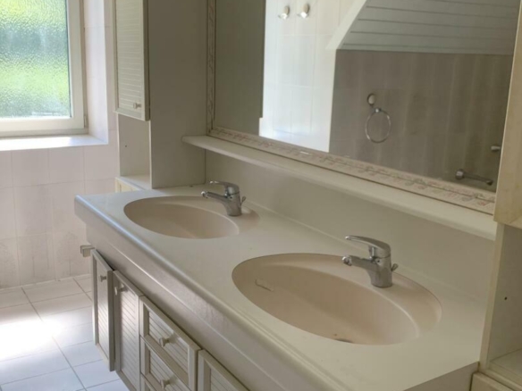 1. Badezimmer mit Du und Wanne