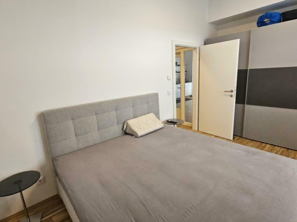 geräumiges Schlafzimmer