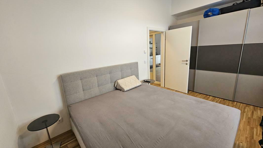 geräumiges Schlafzimmer