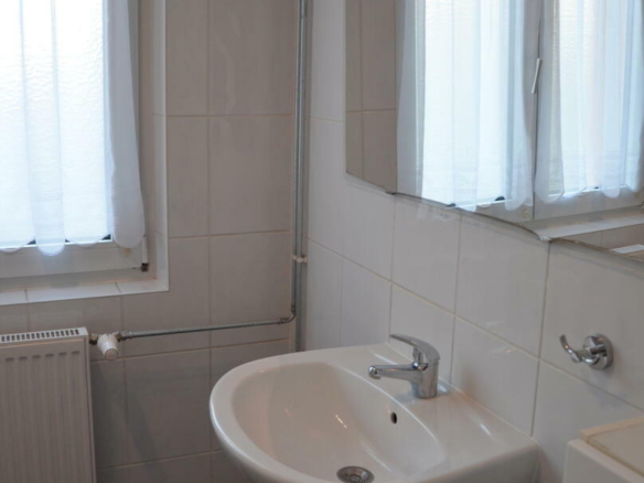 Tageslichtbad mit großem Fenster