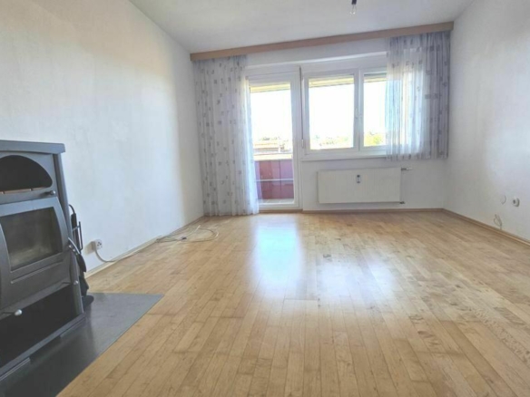 Wohnzimmer mit Zugang zur Loggia