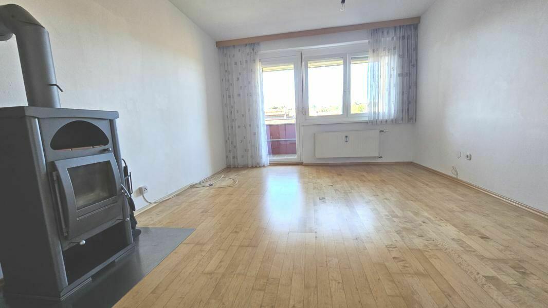 Wohnzimmer mit Zugang zur Loggia