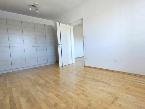 großzügiges Schlafzimmer