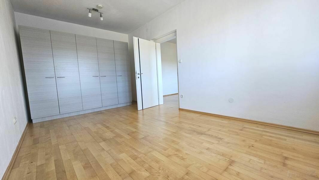 großzügiges Schlafzimmer