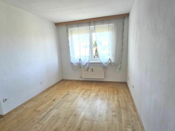 großzügiges Schlafzimmer