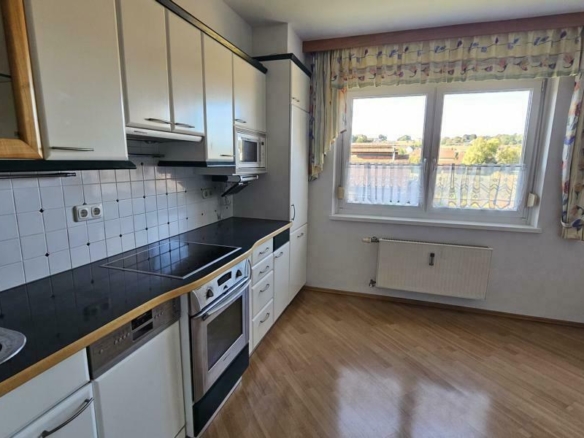 separate Küche mit Tischlermöbel