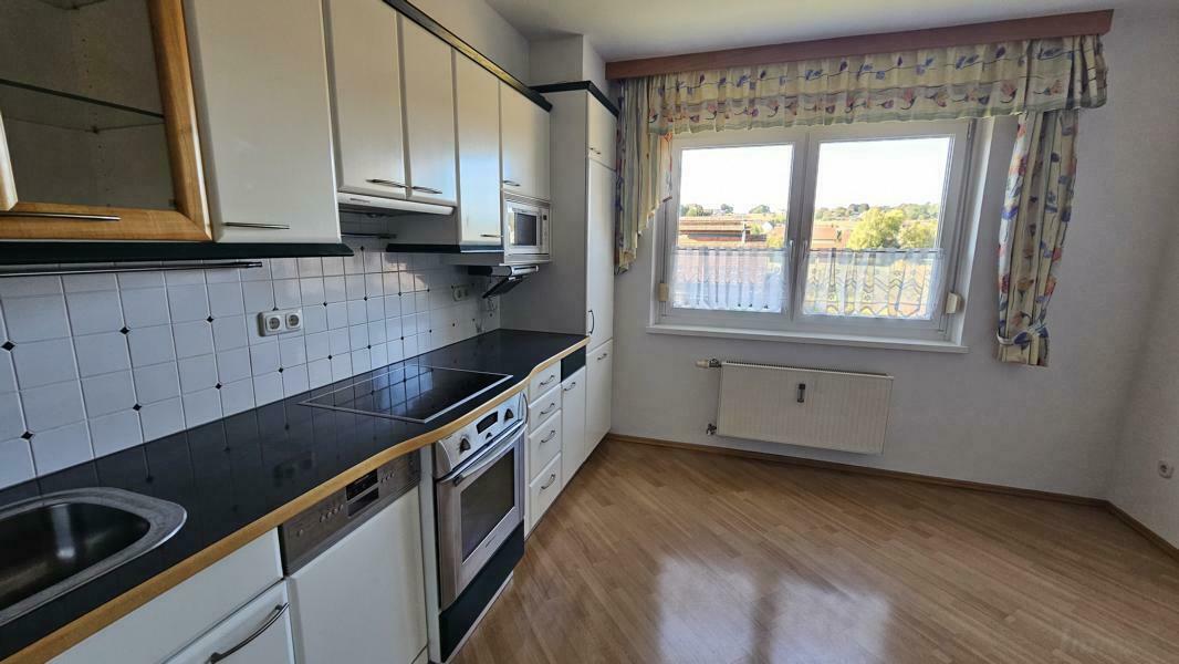 separate Küche mit Tischlermöbel