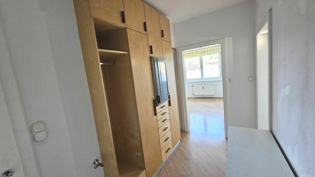 Eingangsbereich mit Einbaumöbel vom Tischler