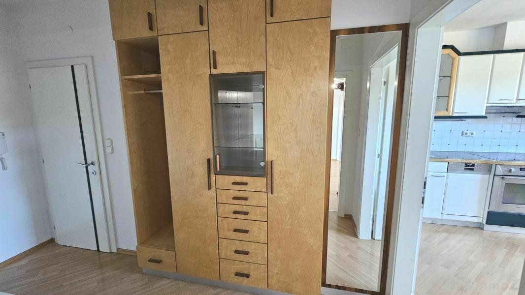 Eingangsbereich mit Einbaumöbel vom Tischler