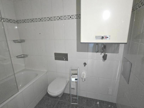 elegantes Bad mit Wanne