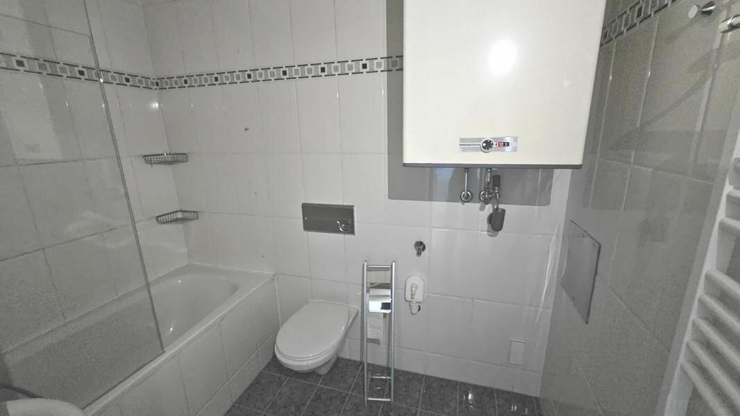 elegantes Bad mit Wanne