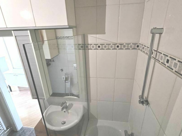 elegantes Bad mit Wanne