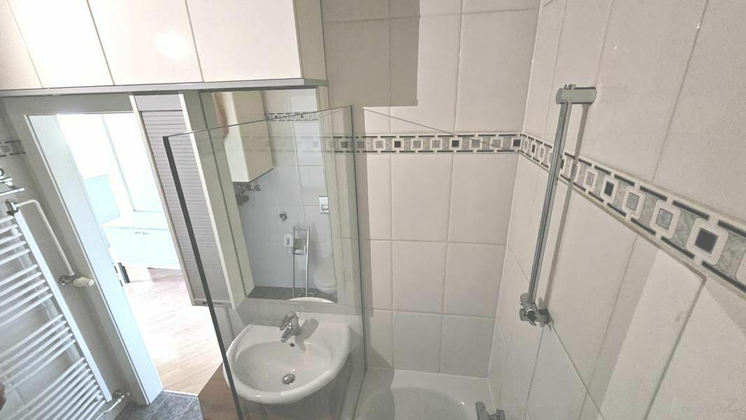 elegantes Bad mit Wanne