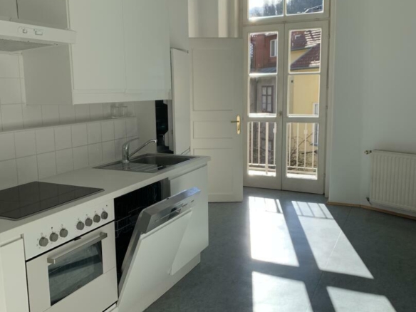 Küche mit Zugang zum Balkon