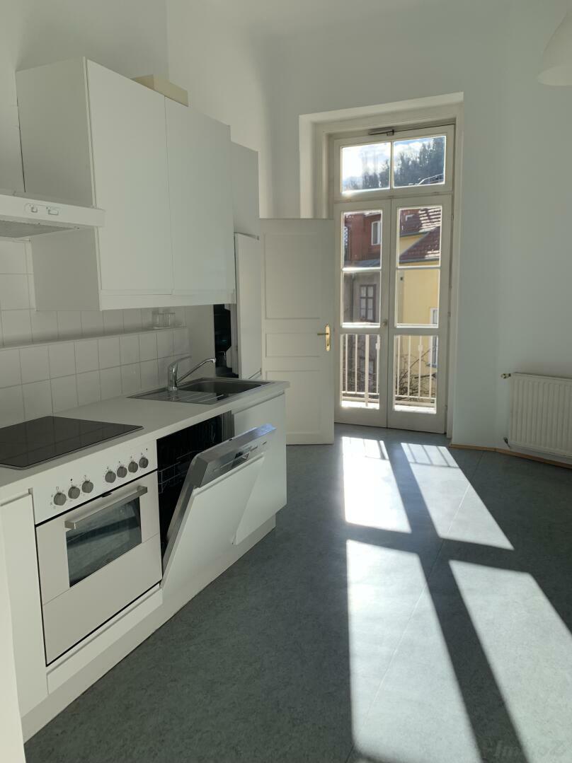 Küche mit Zugang zum Balkon