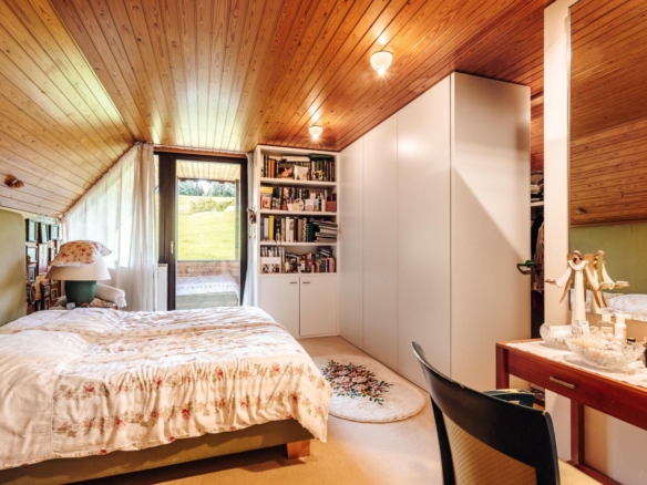 Hauptschlafzimmer mit begehbaren Kleiderschrank