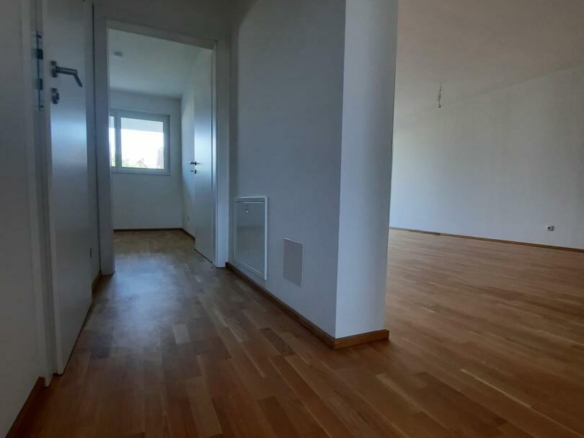 Blick Zimmer-Wohn-Essbereich