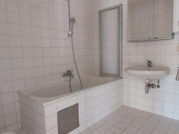 Bad mit Wanne, Waschmaschinenanschluss