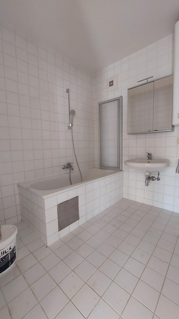 Bad mit Wanne, Waschmaschinenanschluss