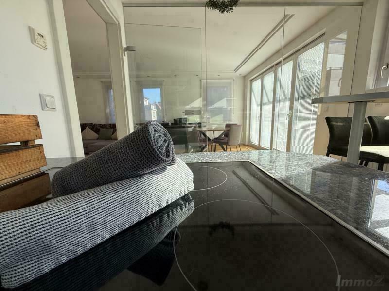 Küche Blick in den Wohnraum