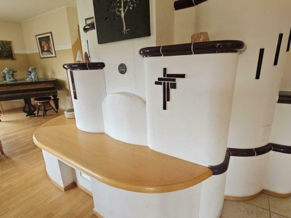 gemütlicher Kachelofen mit Sitzgelegenheit