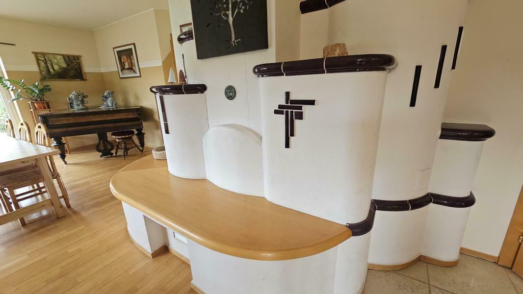 gemütlicher Kachelofen mit Sitzgelegenheit