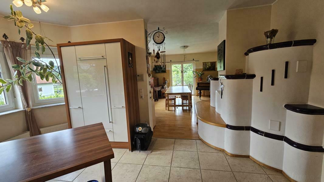 Blick Küche in den Essbereich