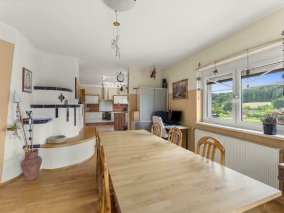 Blick vom Essbereich in die Küche