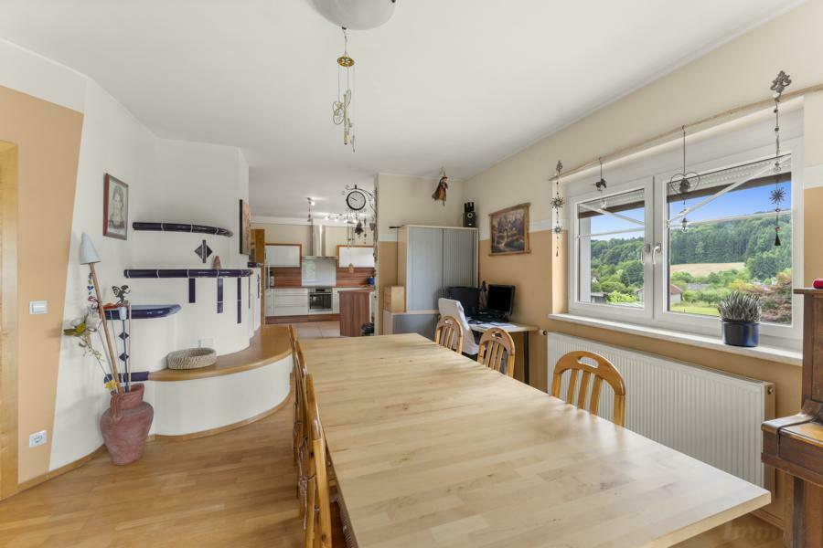 Blick vom Essbereich in die Küche