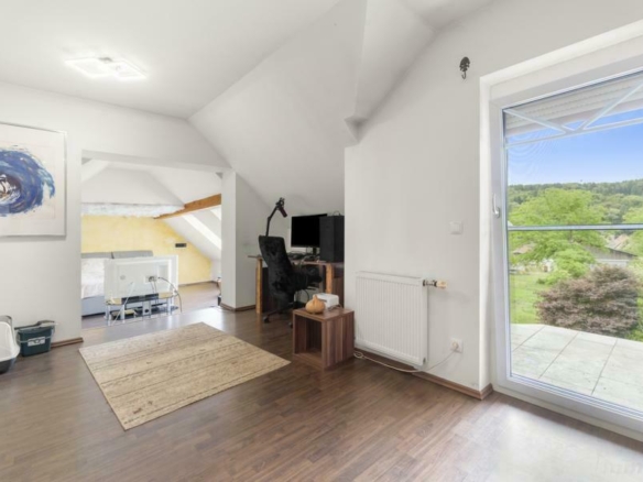 riesiges Zimmer mit Balkon