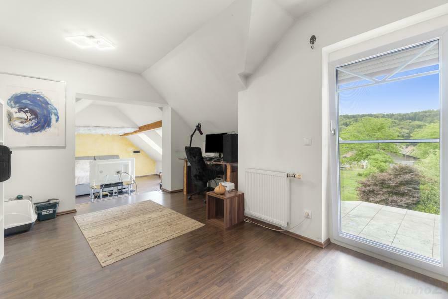 riesiges Zimmer mit Balkon