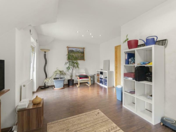 riesiges Zimmer mit Balkon