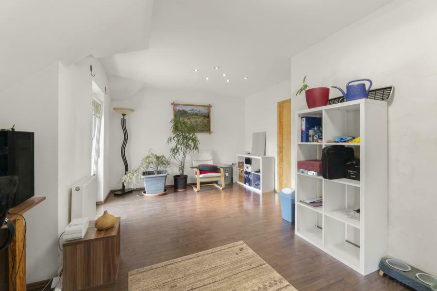 riesiges Zimmer mit Balkon