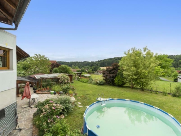 Teilansicht Terrasse und Garten