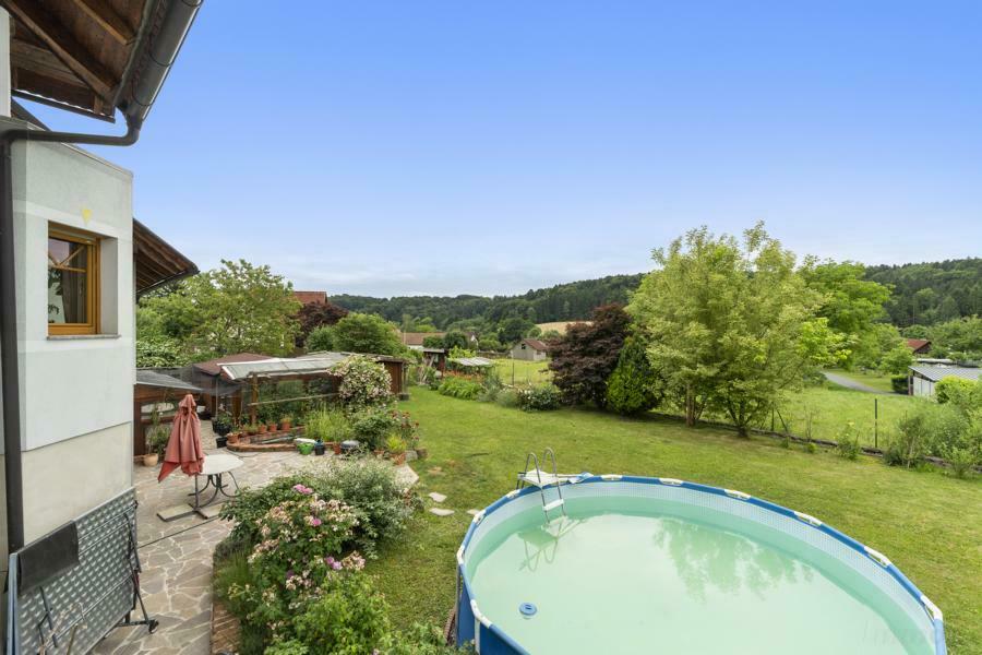 Teilansicht Terrasse und Garten