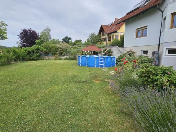 Teilansicht Garten und Haus