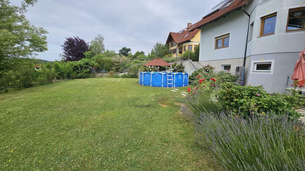 Teilansicht Garten und Haus