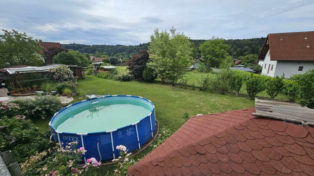 Blick in den Garten mit Weitblick