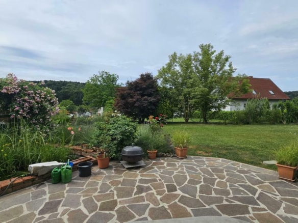 Teilansicht Terrasse und Garten