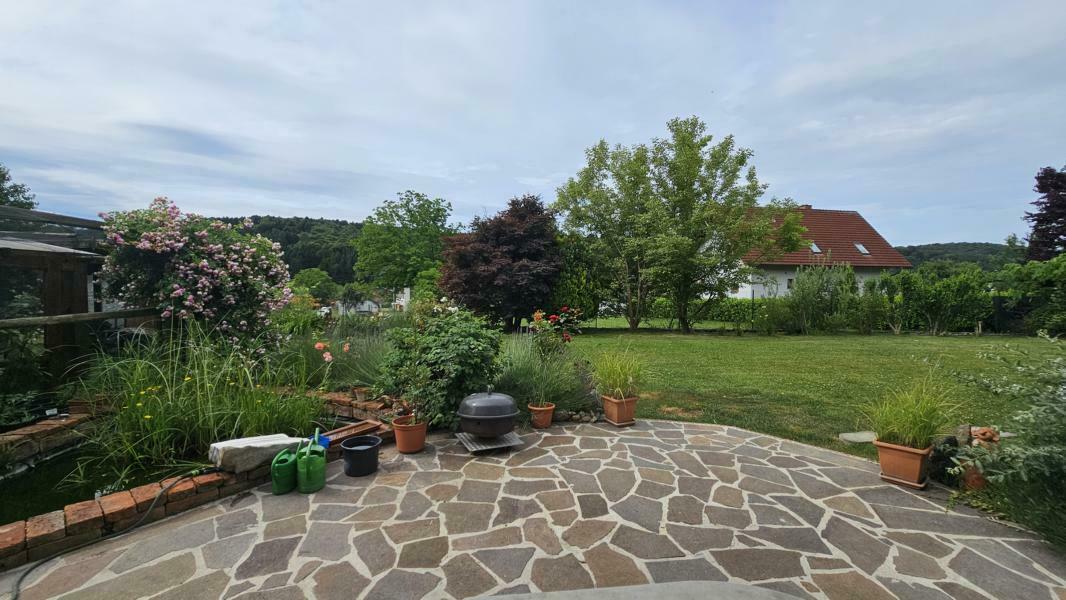 Teilansicht Terrasse und Garten