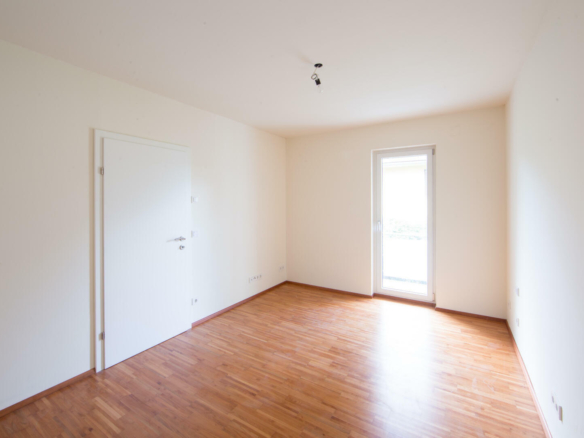 Zimmer im EG, mit Balkontüre