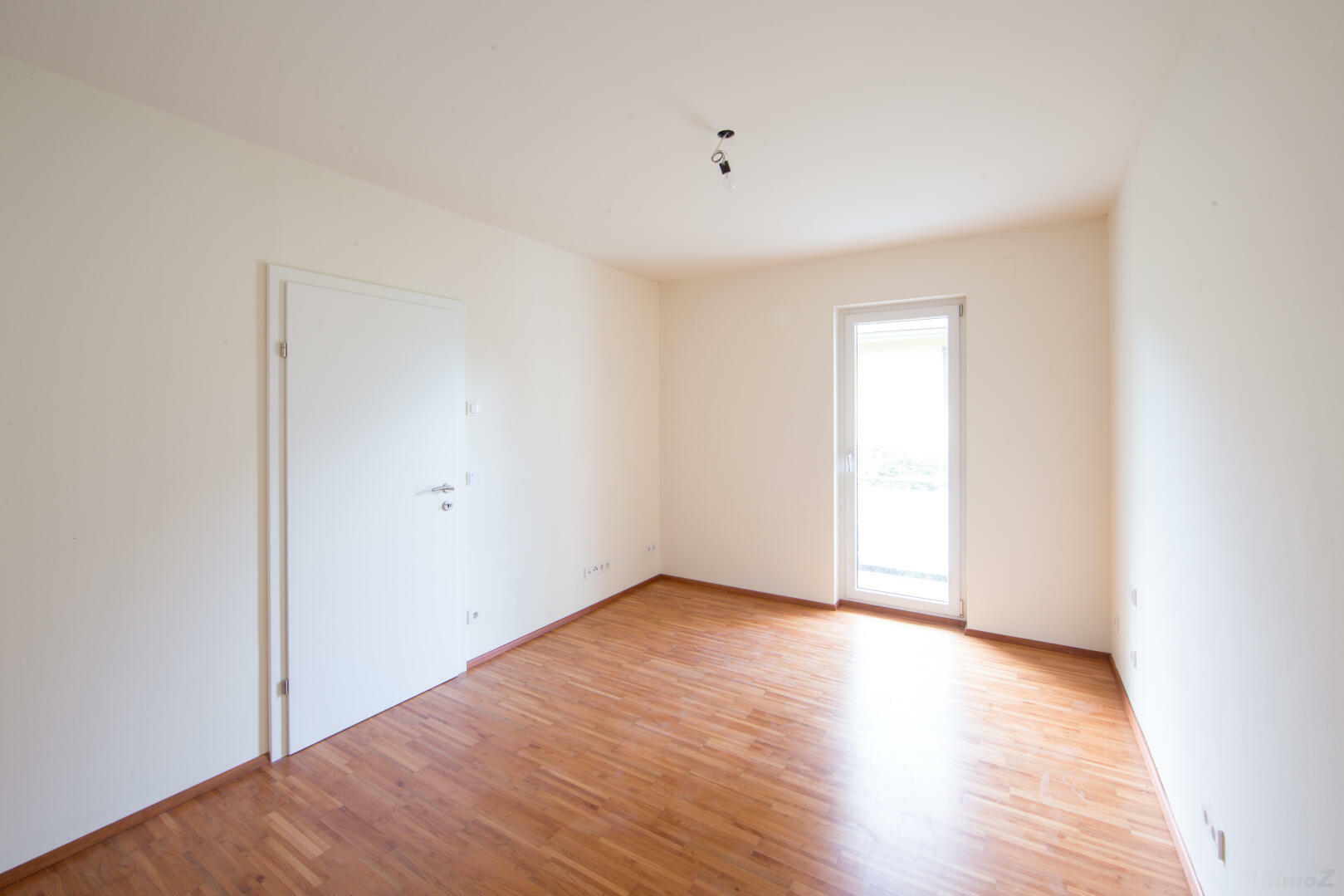 Zimmer im EG, mit Balkontüre