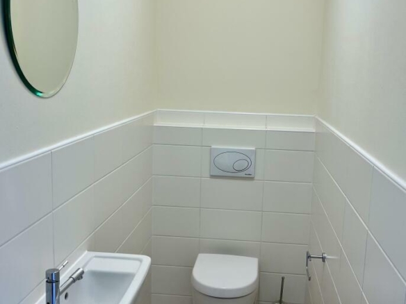 WC mit Handwaschbecken